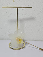 Alfiler de Solapa con Orquídea Blanca artesanal con flor natural preservada; material: acero inoxidable