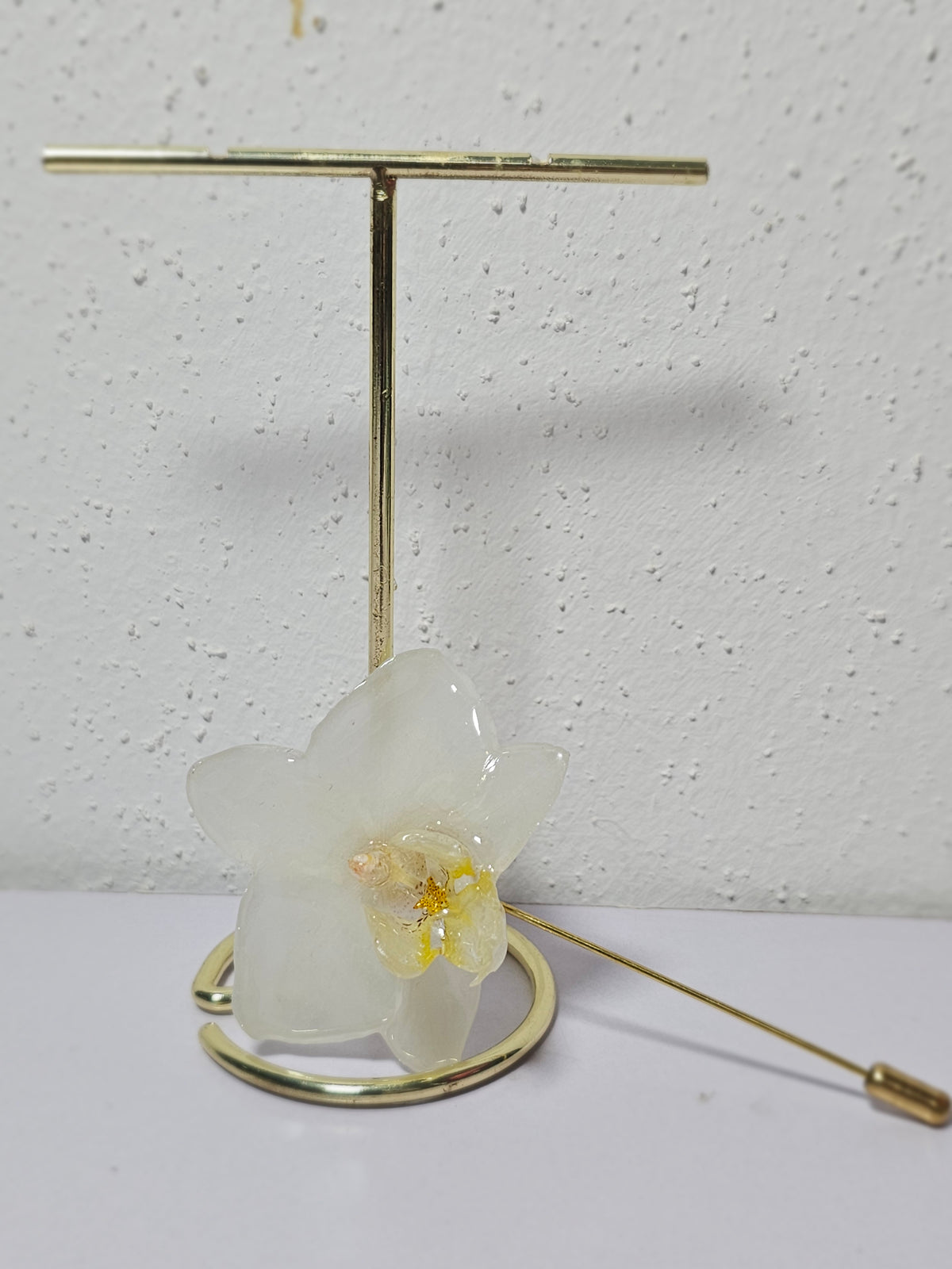 Alfiler de Solapa con Orquídea Blanca artesanal con flor natural preservada; material: acero inoxidable