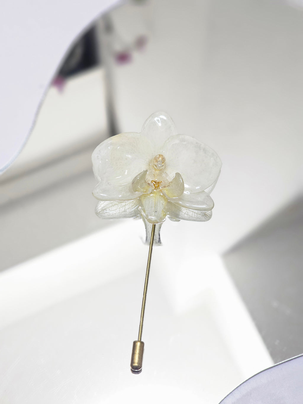 Alfiler de Solapa con Orquídea Blanca artesanal con flor natural preservada; material: acero inoxidable, vista 2