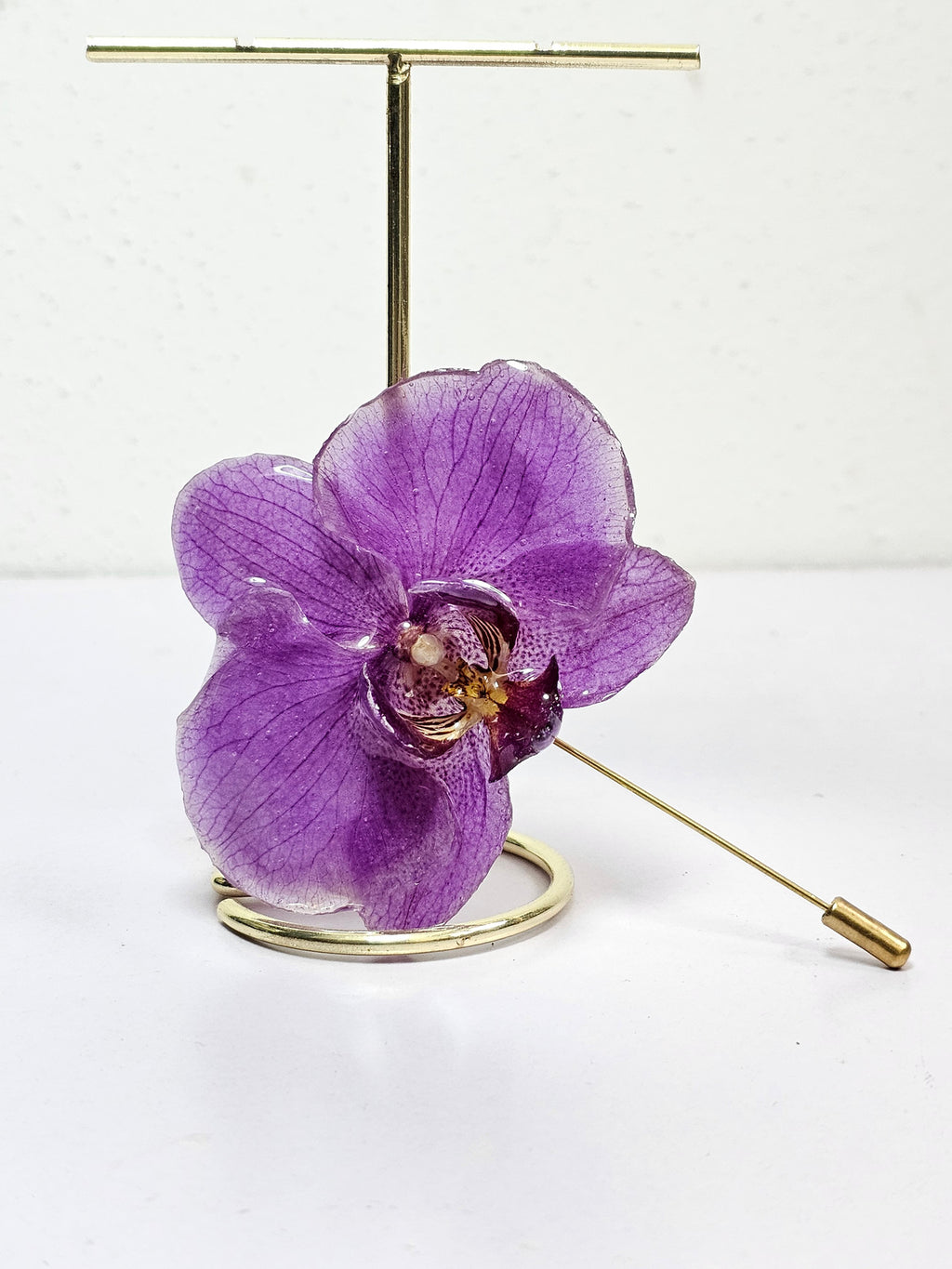 Alfiler de Solapa con Orquídea Morada artesanal con flor natural preservada; material: acero inoxidable