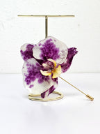 Alfiler de Solapa con Orquídea Vaquita artesanal con flor natural preservada; material: acero inoxidable