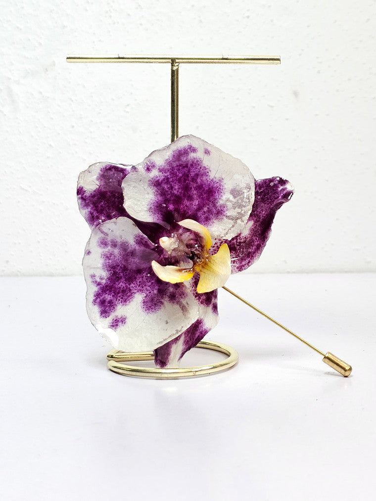 Alfiler de Solapa con Orquídea Vaquita artesanal con flor natural preservada; material: acero inoxidable