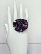 Anillo de Clavel Morado artesanal con flor natural preservada; material: acero inoxidable, vista 2
