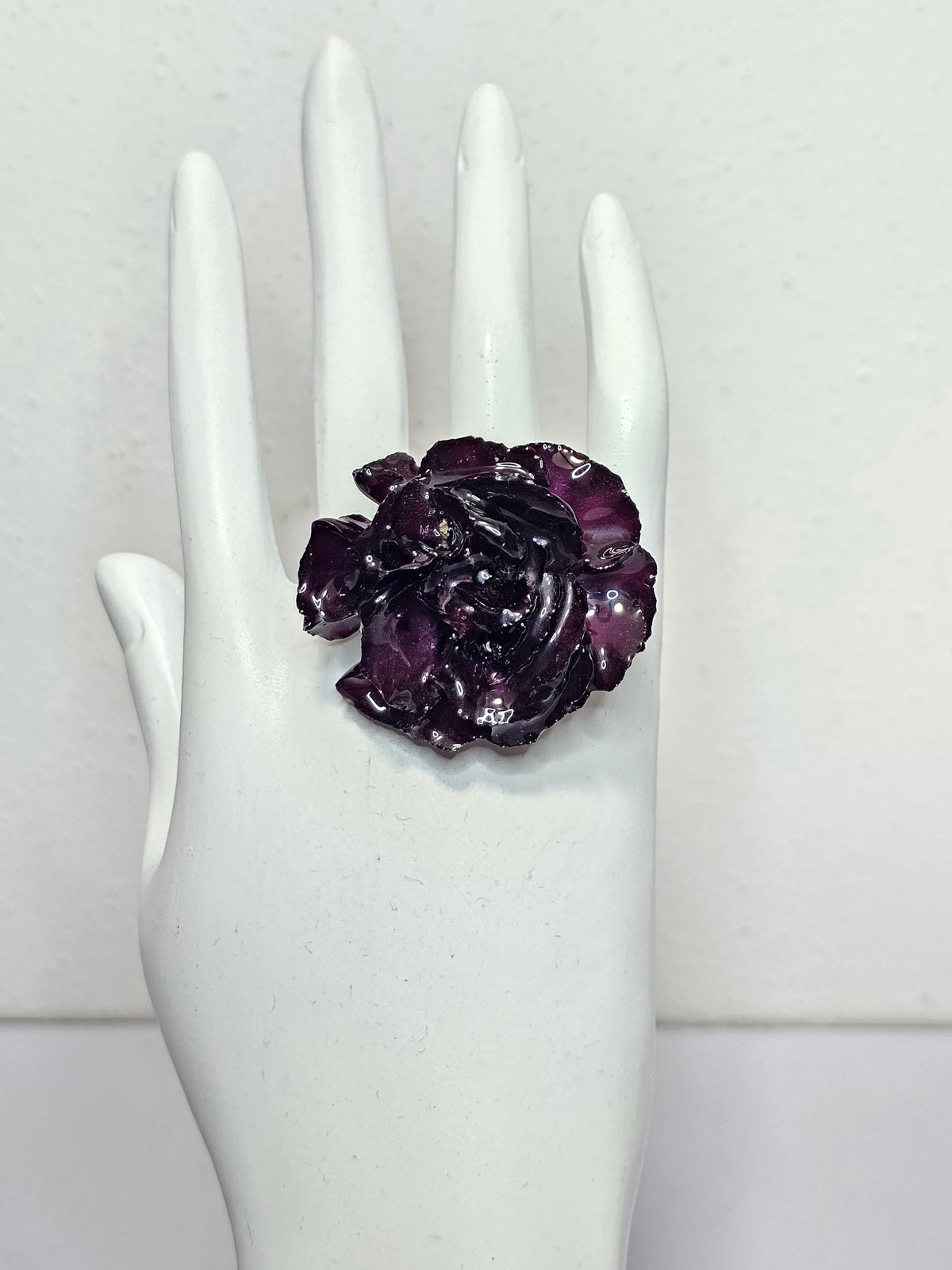 Anillo de Clavel Morado artesanal con flor natural preservada; material: acero inoxidable, vista 2