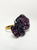 Anillo de Clavel Morado artesanal con flor natural preservada; material: acero inoxidable, vista 3