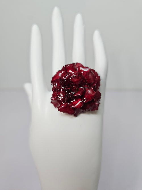 Anillo de Clavel Rojo artesanal con flor natural preservada; material: acero inoxidable, vista 2