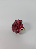 Anillo de Clavel Rojo artesanal con flor natural preservada; material: acero inoxidable, vista 3