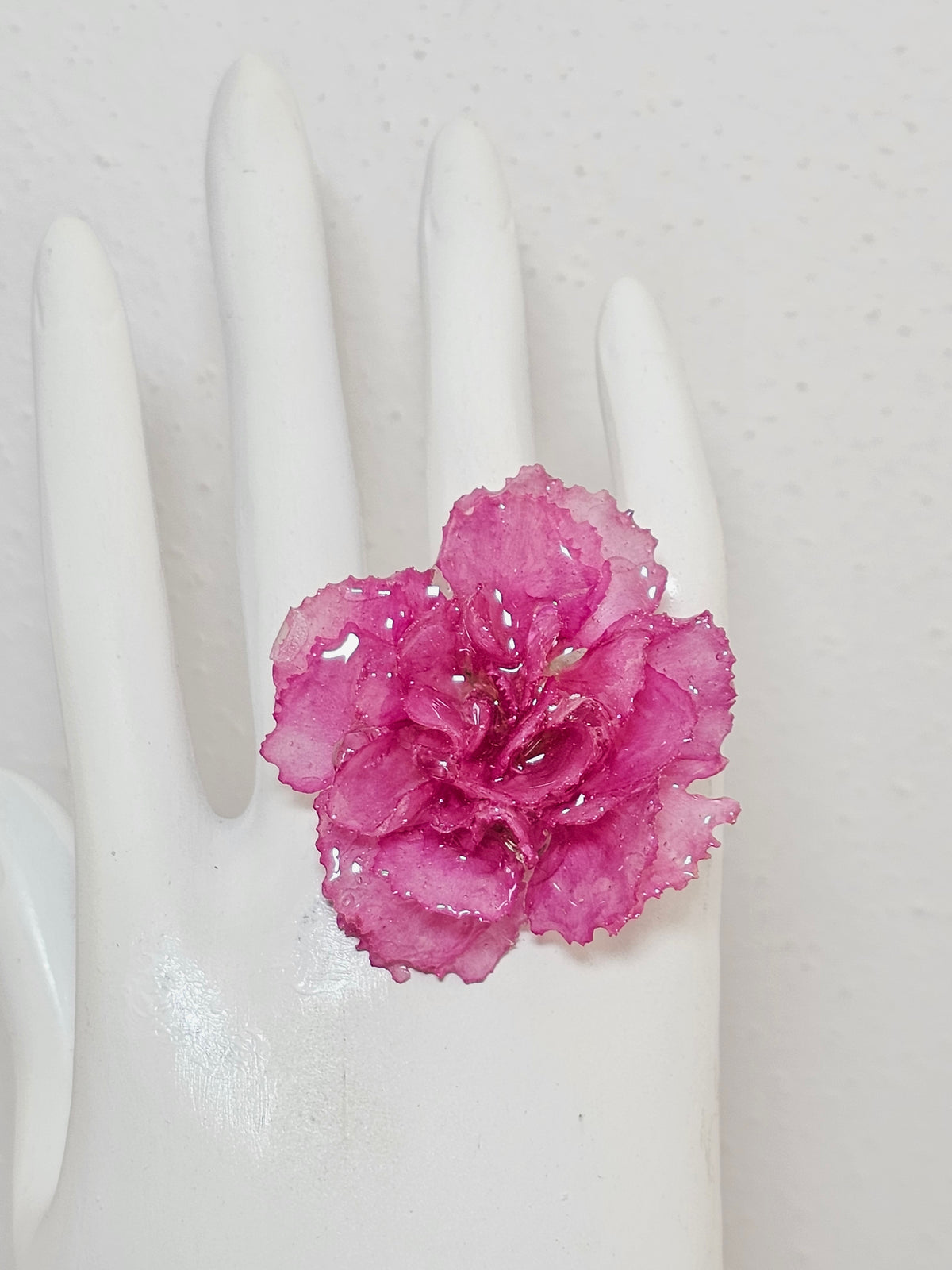 Anillo de Clavel Rosa artesanal con flor natural preservada; material: acero inoxidable, vista 2