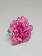 Anillo de Clavel Rosa artesanal con flor natural preservada; material: acero inoxidable, vista 3