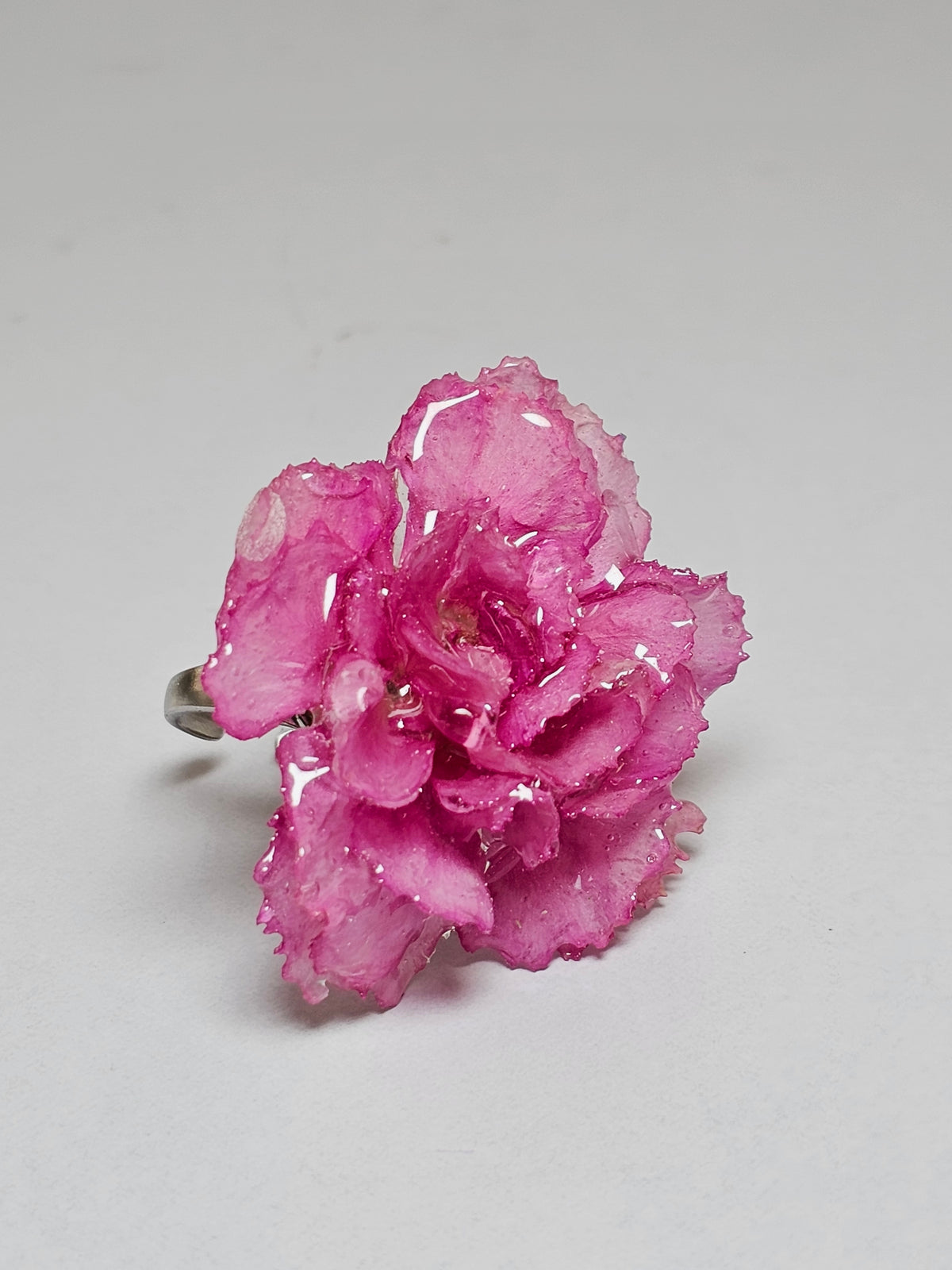 Anillo de Clavel Rosa artesanal con flor natural preservada; material: acero inoxidable, vista 3