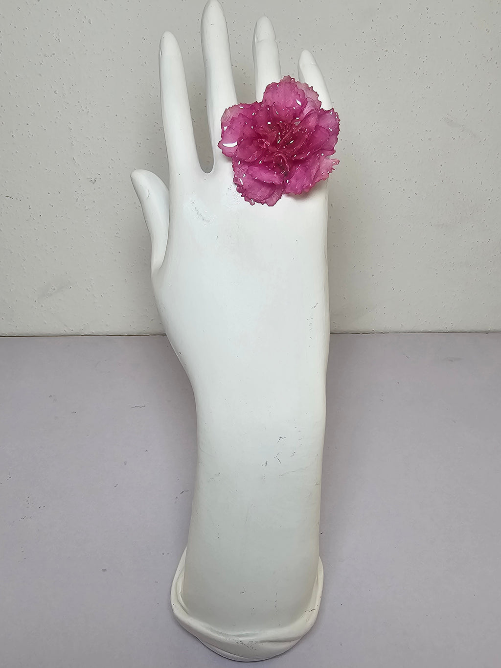 Anillo de Clavel Rosa artesanal con flor natural preservada; material: acero inoxidable, vista 4
