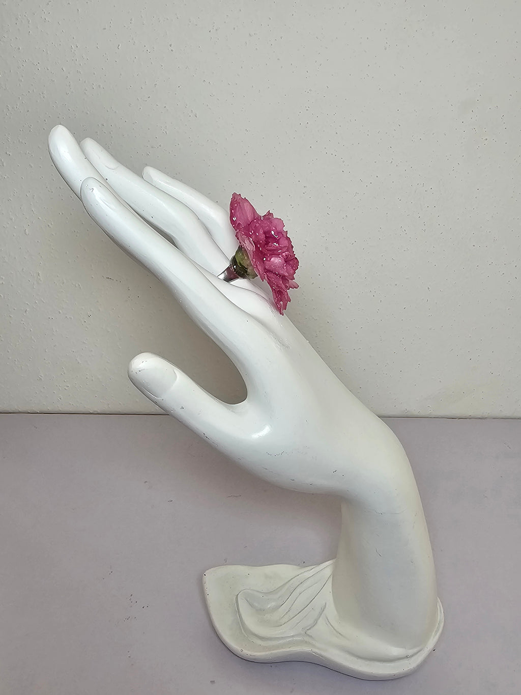 Anillo de Clavel Rosa artesanal con flor natural preservada; material: acero inoxidable, vista 5