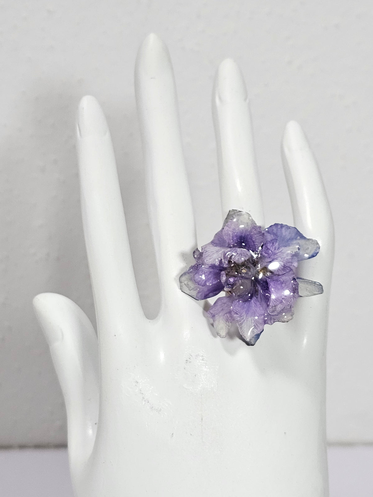 Anillo de Espuela de Caballero Morada artesanal con flor natural preservada; material: acero inoxidable