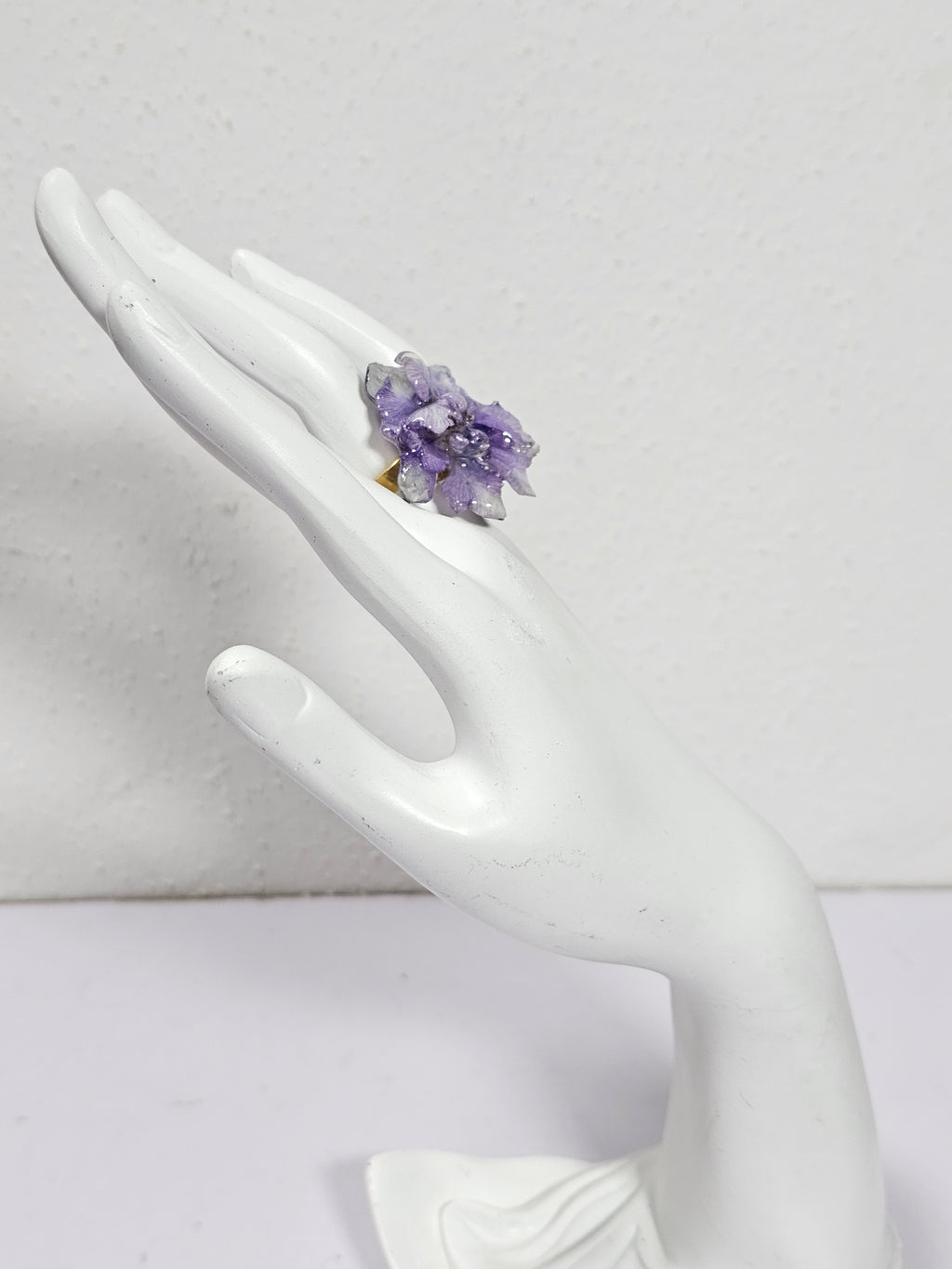 Anillo de Espuela de Caballero Morada artesanal con flor natural preservada; material: acero inoxidable, vista 3