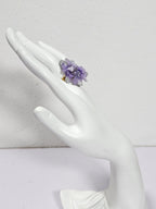 Anillo de Espuela de Caballero Morada artesanal con flor natural preservada; material: acero inoxidable, vista 3