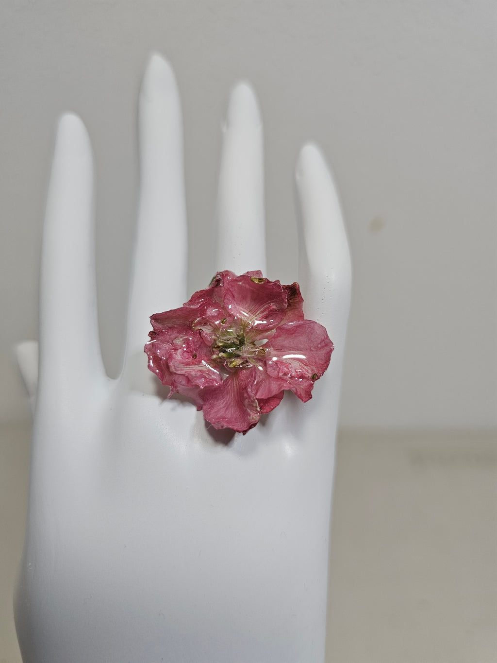 Anillo de Espuela de Caballero Rosa artesanal con flor natural preservada; material: acero inoxidable, vista 2