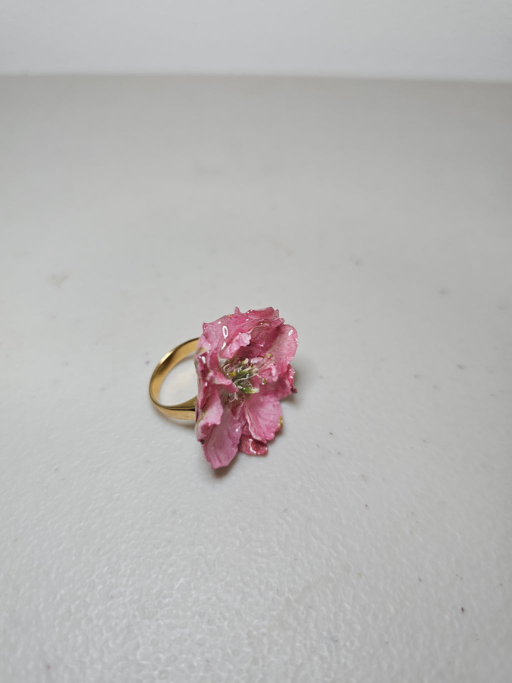 Anillo de Espuela de Caballero Rosa artesanal con flor natural preservada; material: acero inoxidable, vista 3