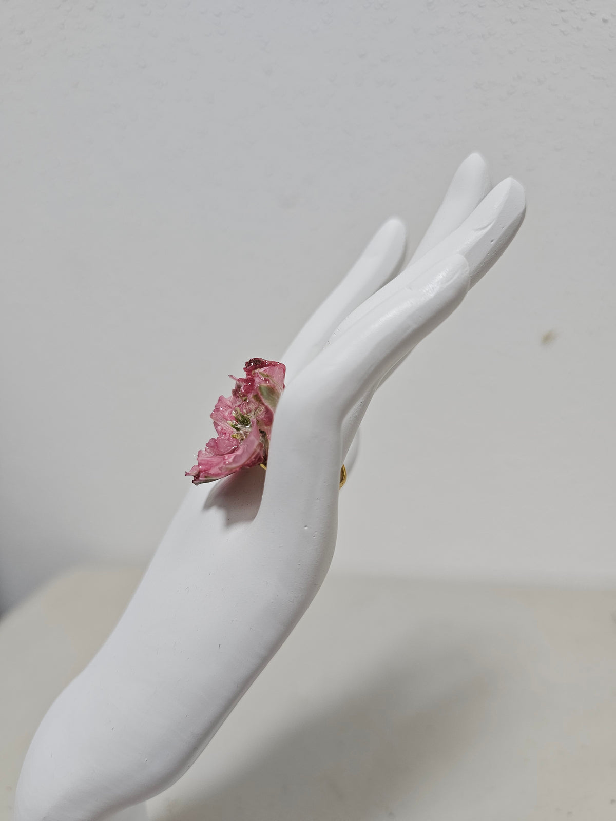 Anillo de Espuela de Caballero Rosa artesanal con flor natural preservada; material: acero inoxidable, vista 4
