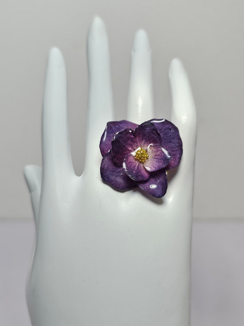 Anillo de Hortensia Morada artesanal con flor natural preservada; material: acero inoxidable, vista 2