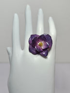 Anillo de Hortensia Morada artesanal con flor natural preservada; material: acero inoxidable, vista 2