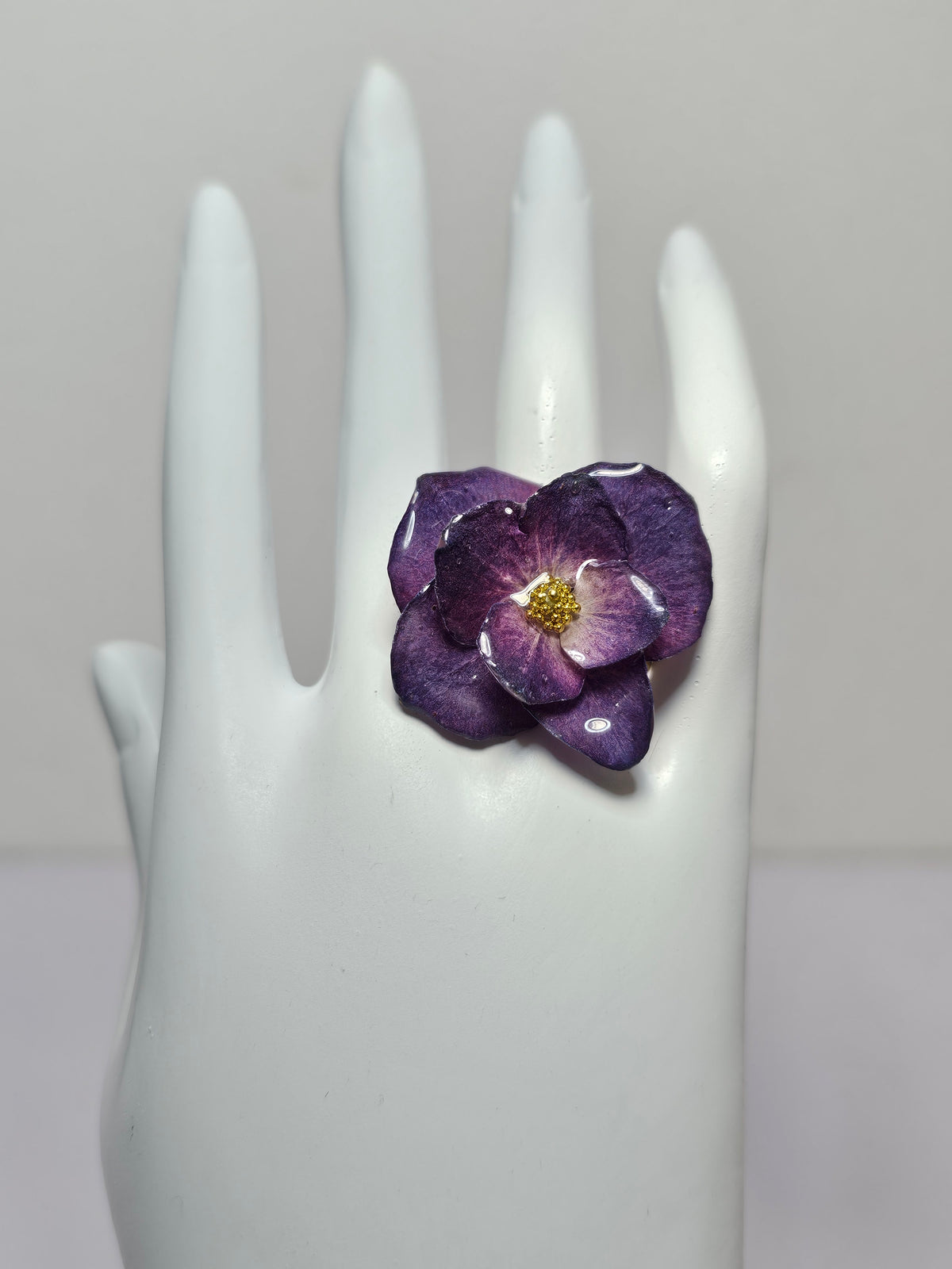 Anillo de Hortensia Morada artesanal con flor natural preservada; material: acero inoxidable, vista 2