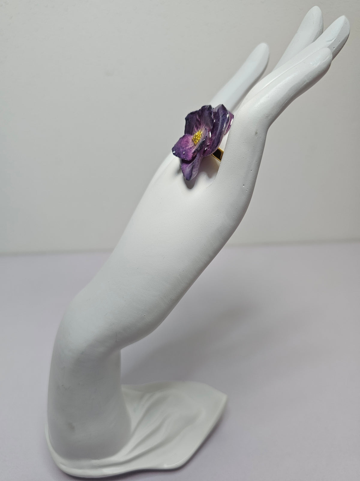 Anillo de Hortensia Morada artesanal con flor natural preservada; material: acero inoxidable, vista 3