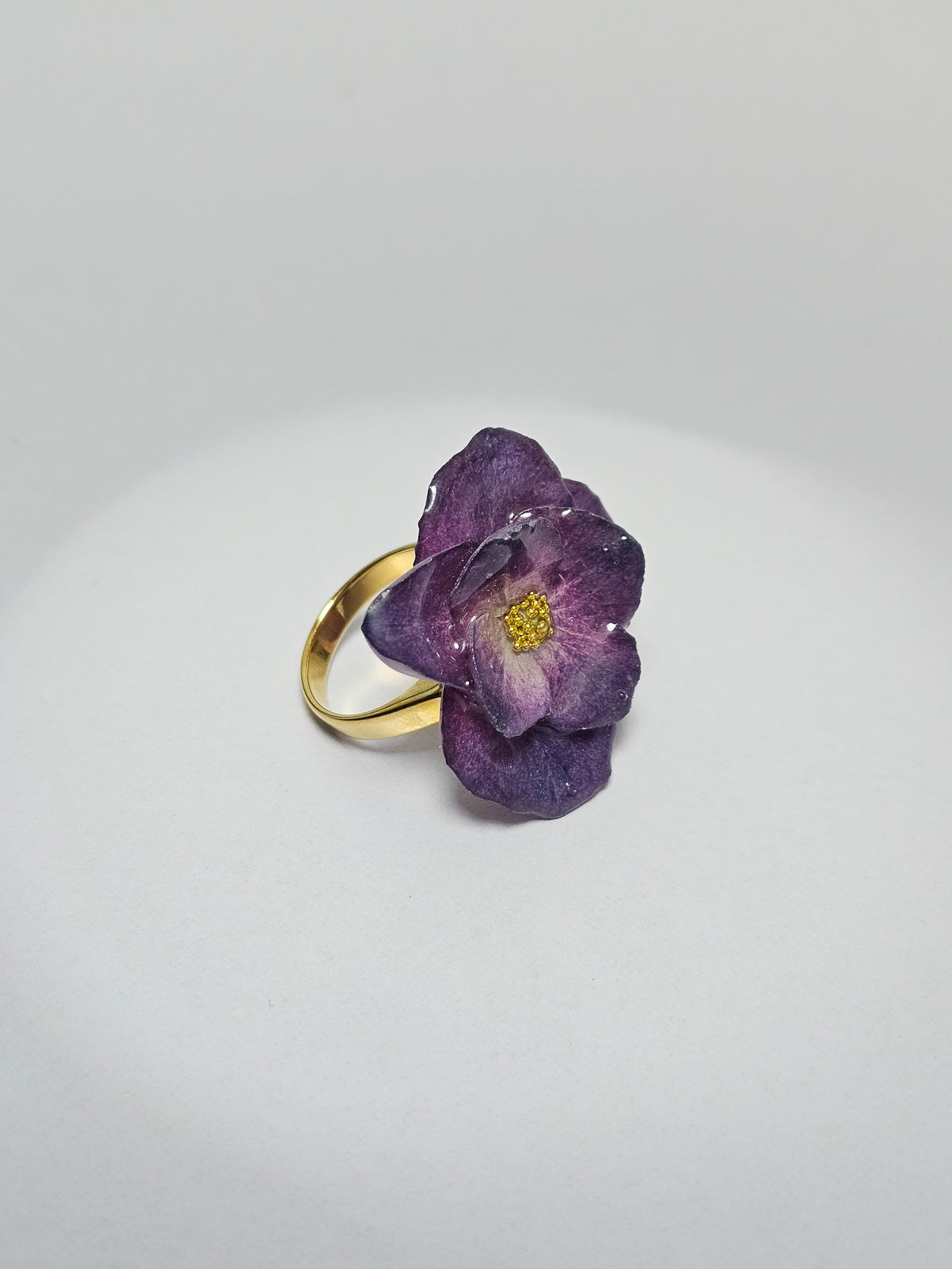 Anillo de Hortensia Morada artesanal con flor natural preservada; material: acero inoxidable, vista 4
