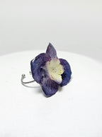 Anillo de Hortensia Morada artesanal con flor natural preservada; material: acero inoxidable, vista 5