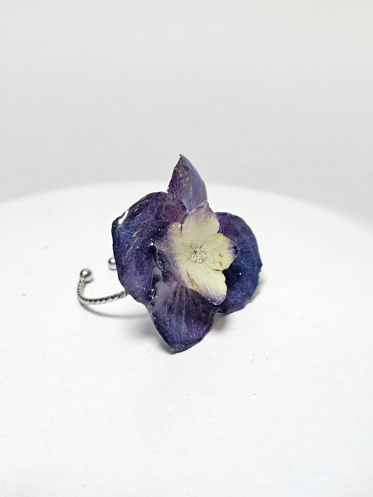 Anillo de Hortensia Morada artesanal con flor natural preservada; material: acero inoxidable, vista 5