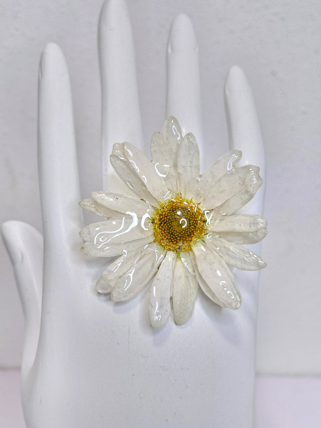 Anillo de Margarita artesanal con flor natural preservada; material: acero inoxidable, vista 2