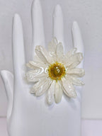 Anillo de Margarita artesanal con flor natural preservada; material: acero inoxidable, vista 2