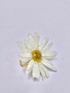 Anillo de Margarita artesanal con flor natural preservada; material: acero inoxidable, vista 4