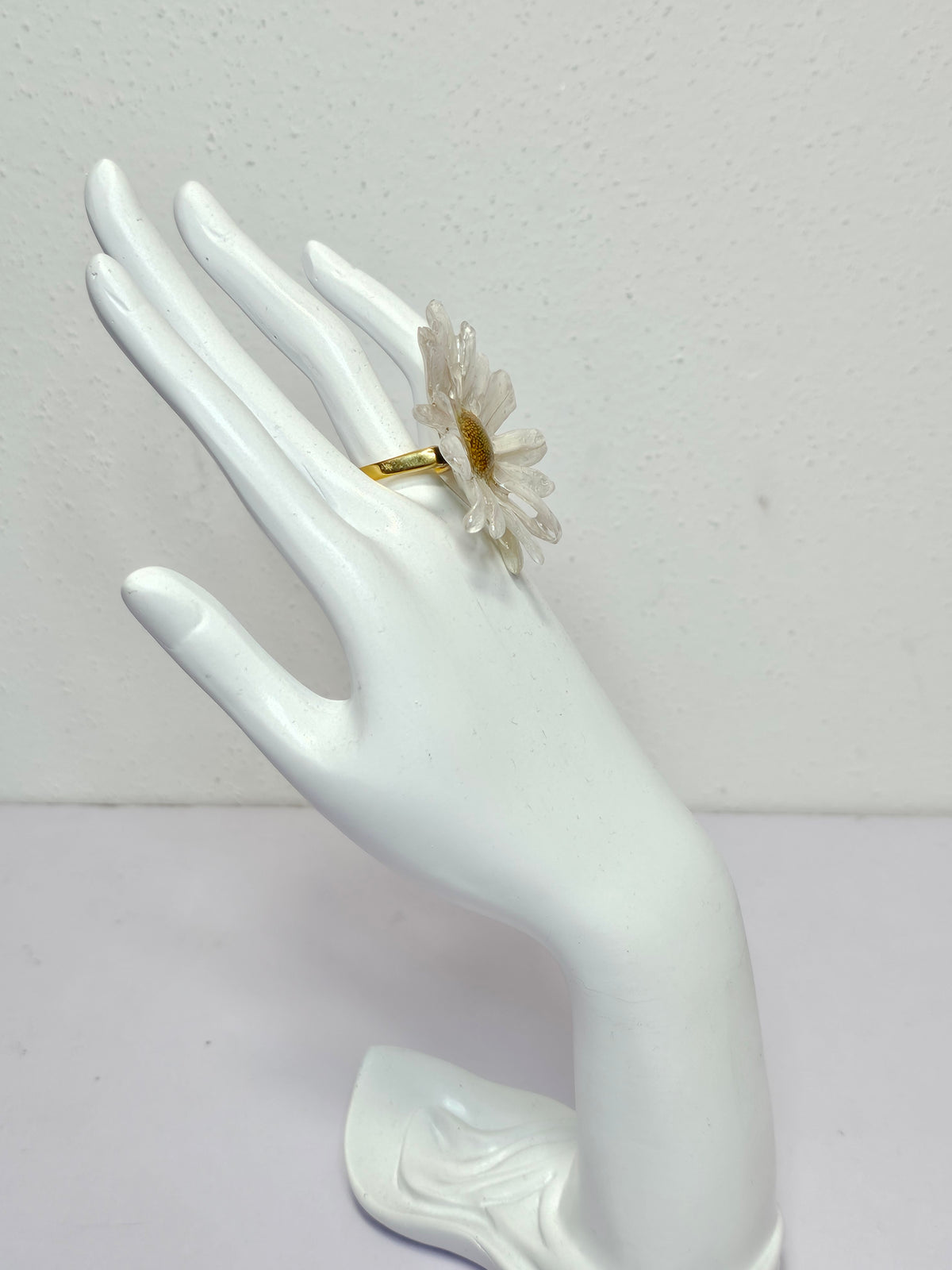 Anillo de Margarita artesanal con flor natural preservada; material: acero inoxidable, vista 5