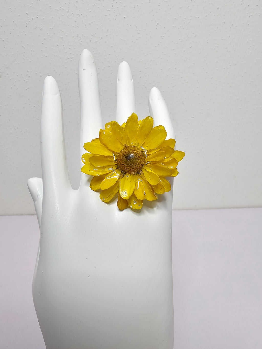 Anillo de Mini Girasol artesanal con flor natural preservada; material: acero inoxidable, vista 2