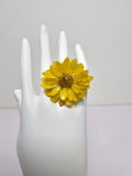 Anillo de Mini Girasol artesanal con flor natural preservada; material: acero inoxidable, vista 2