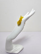 Anillo de Mini Girasol artesanal con flor natural preservada; material: acero inoxidable, vista 3