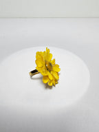 Anillo de Mini Girasol artesanal con flor natural preservada; material: acero inoxidable, vista 4