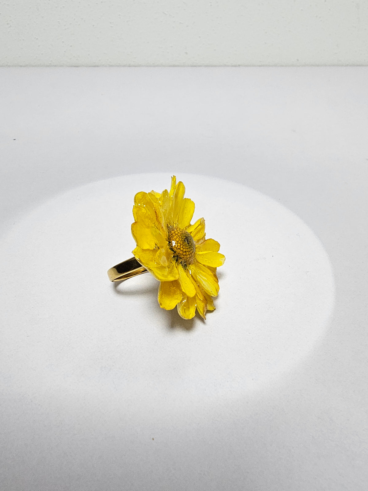 Anillo de Mini Girasol artesanal con flor natural preservada; material: acero inoxidable, vista 4