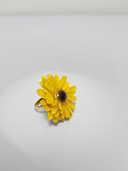 Anillo de Mini Girasol artesanal con flor natural preservada; material: acero inoxidable, vista 5