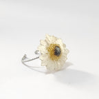 Anillo de Mini Margarita artesanal con flor natural preservada; material: acero inoxidable