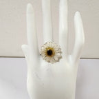 Anillo de Mini Margarita artesanal con flor natural preservada; material: acero inoxidable, vista 3