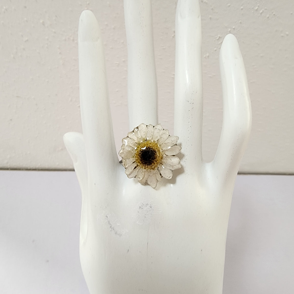 Anillo de Mini Margarita artesanal con flor natural preservada; material: acero inoxidable, vista 3