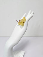 Anillo de Mini Orquídea Amarilla artesanal con flor natural preservada; material: acero inoxidable, vista 4
