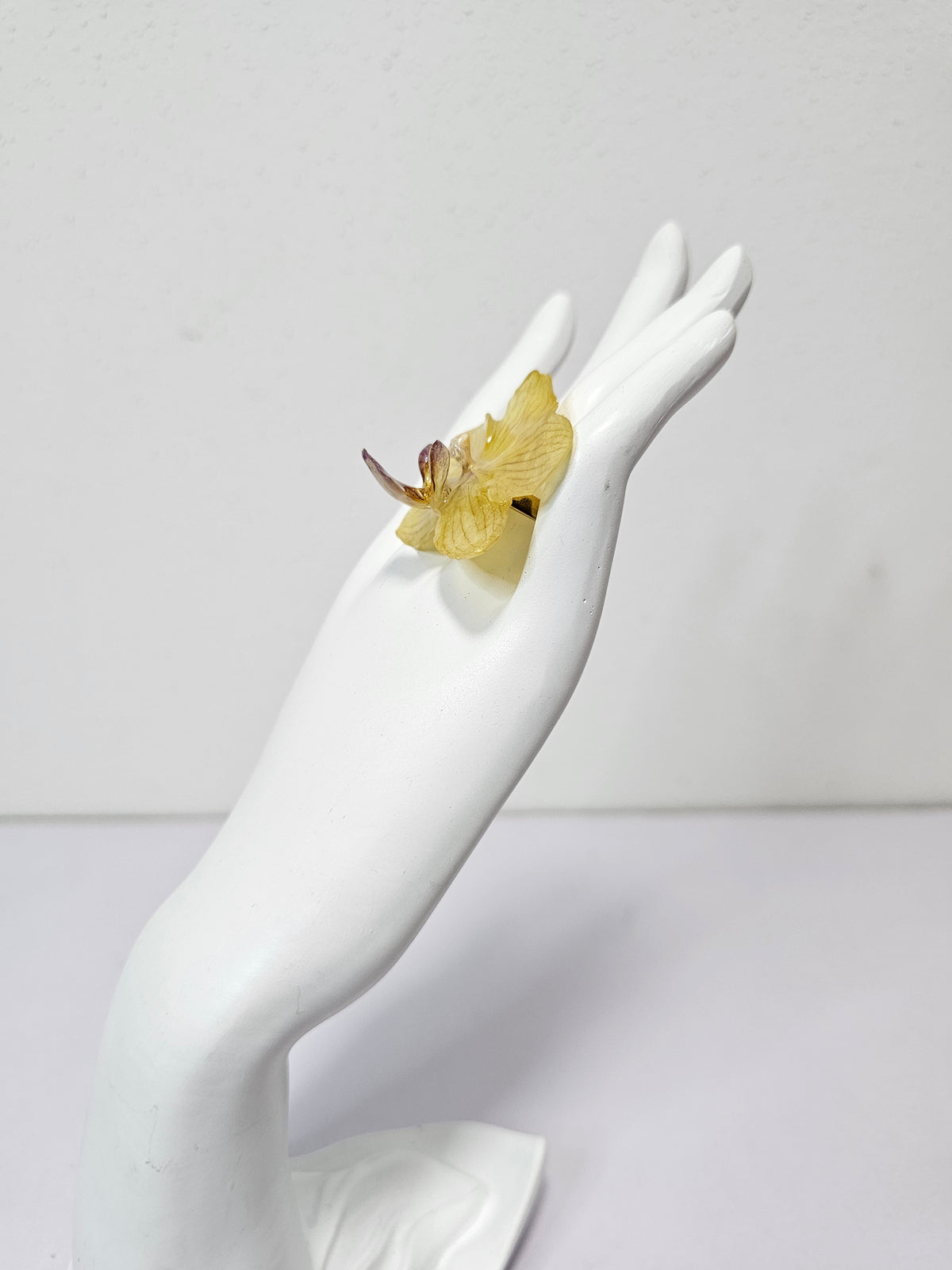 Anillo de Mini Orquídea Amarilla artesanal con flor natural preservada; material: acero inoxidable, vista 4