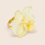 Anillo de Mini Orquídea Blanca artesanal con flor natural preservada — ISAMOR