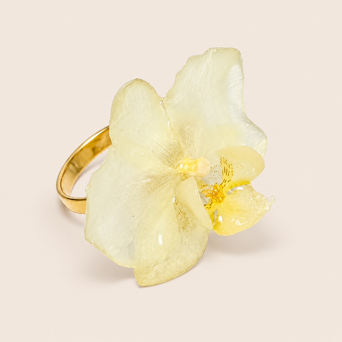 Anillo de Mini Orquídea Blanca artesanal con flor natural preservada — ISAMOR