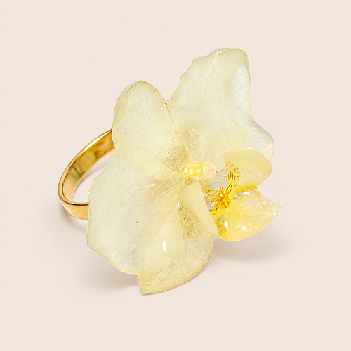 Anillo de Mini Orquídea Blanca artesanal con flor natural preservada — ISAMOR