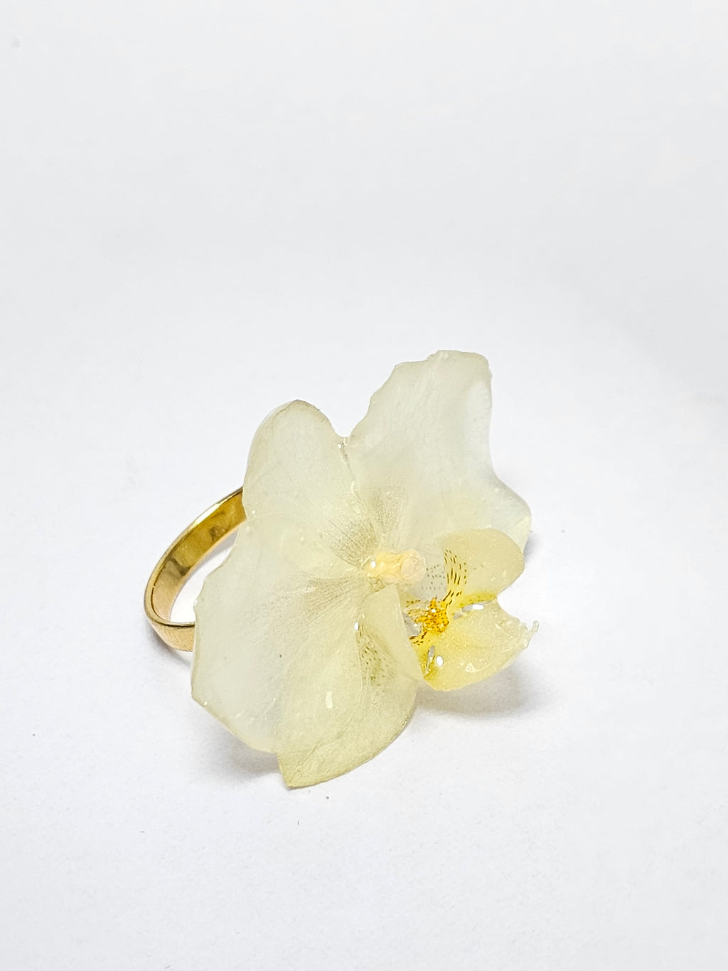 Anillo de Mini Orquídea Blanca artesanal con flor natural preservada; material: acero inoxidable, vista 3