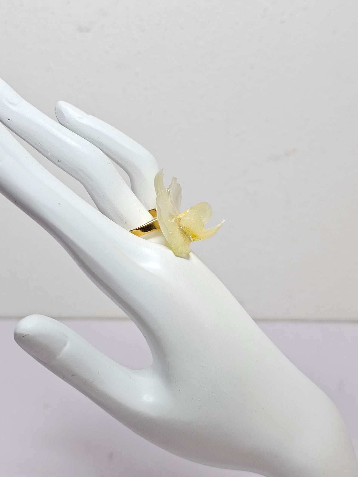 Anillo de Mini Orquídea Blanca artesanal con flor natural preservada; material: acero inoxidable, vista 4