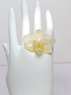 Anillo de Mini Orquídea Blanca artesanal con flor natural preservada; material: acero inoxidable, vista alternativa — ISAMOR